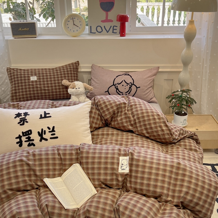 91家纺网 家纺一手货源 找家纺 花漾家居 2026新款无印宿舍简约全棉色织水洗棉毛巾绣四件套 红咖格