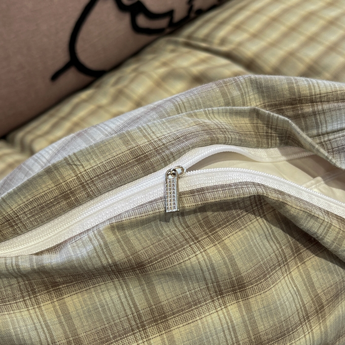 91家纺网 家纺一手货源 找家纺 花漾家居 2026新款无印宿舍简约全棉色织水洗棉毛巾绣四件套 灰咖格