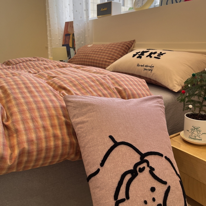 91家纺网 家纺一手货源 找家纺 花漾家居 2026新款无印宿舍简约全棉色织水洗棉毛巾绣四件套 粉咖格