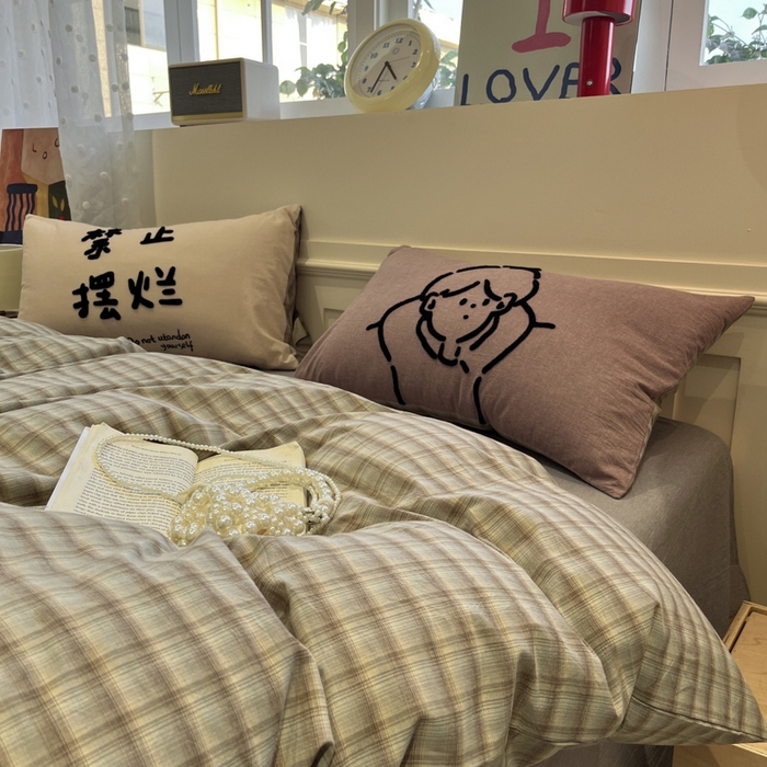 91家纺网 家纺一手货源 找家纺 花漾家居 2026新款无印宿舍简约全棉色织水洗棉毛巾绣四件套 灰咖格