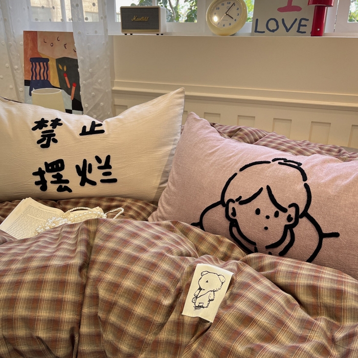 91家纺网 家纺一手货源 找家纺 花漾家居 2026新款无印宿舍简约全棉色织水洗棉毛巾绣四件套 红咖格