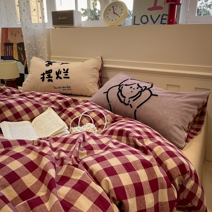 91家纺网 家纺一手货源 找家纺 花漾家居 2026新款无印宿舍简约全棉色织水洗棉毛巾绣四件套 红中格