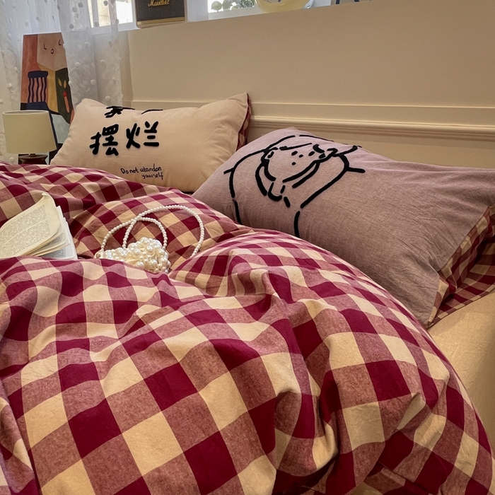 91家纺网 家纺一手货源 找家纺 花漾家居 2026新款无印宿舍简约全棉色织水洗棉毛巾绣四件套 红中格