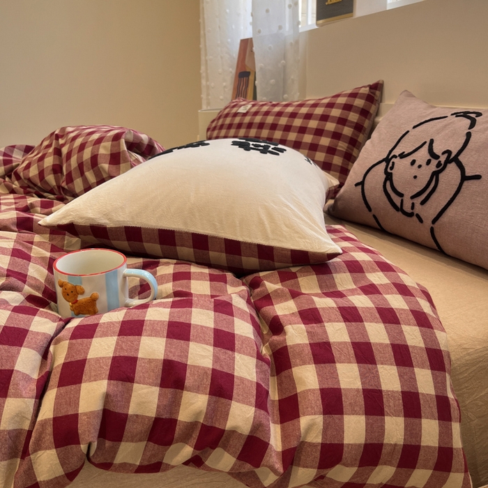 91家纺网 家纺一手货源 找家纺 花漾家居 2026新款无印宿舍简约全棉色织水洗棉毛巾绣四件套 红中格