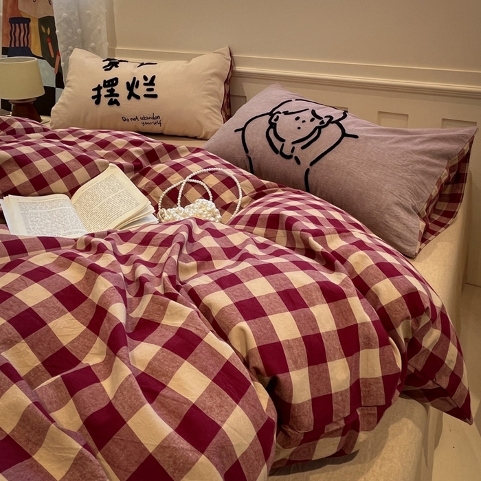 91家纺网 家纺一手货源 找家纺 花漾家居 2026新款无印宿舍简约全棉色织水洗棉毛巾绣四件套 红中格