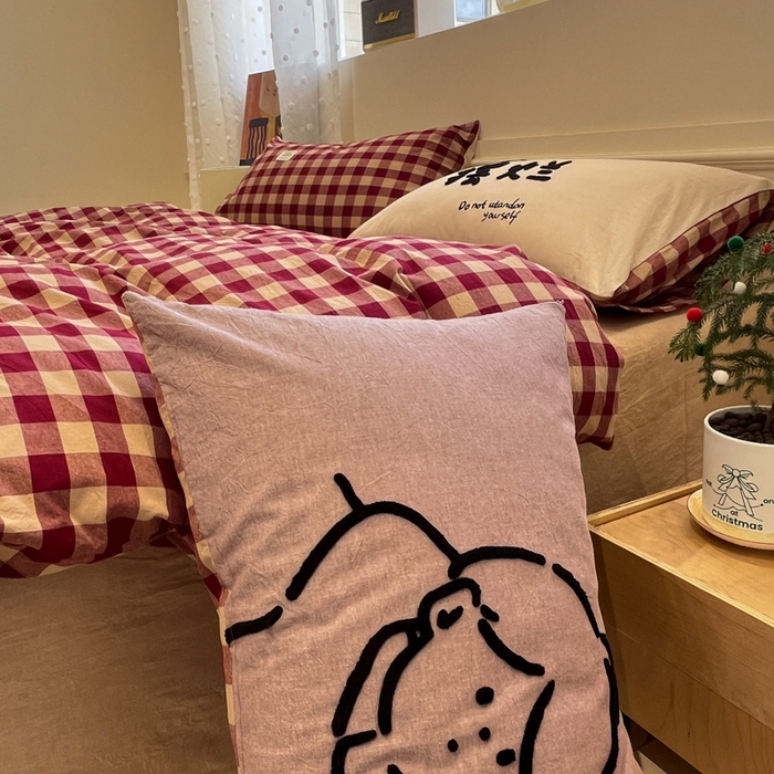 91家纺网 家纺一手货源 找家纺 花漾家居 2026新款无印宿舍简约全棉色织水洗棉毛巾绣四件套 红中格