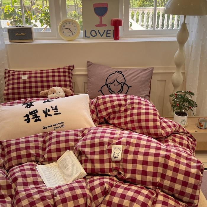 91家纺网 家纺一手货源 找家纺 花漾家居 2026新款无印宿舍简约全棉色织水洗棉毛巾绣四件套 红中格