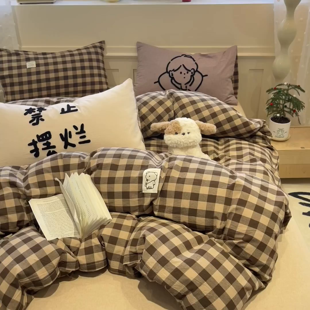 91家纺网 家纺一手货源 找家纺 花漾家居 2026新款无印宿舍简约全棉色织水洗棉毛巾绣四件套 咖中格