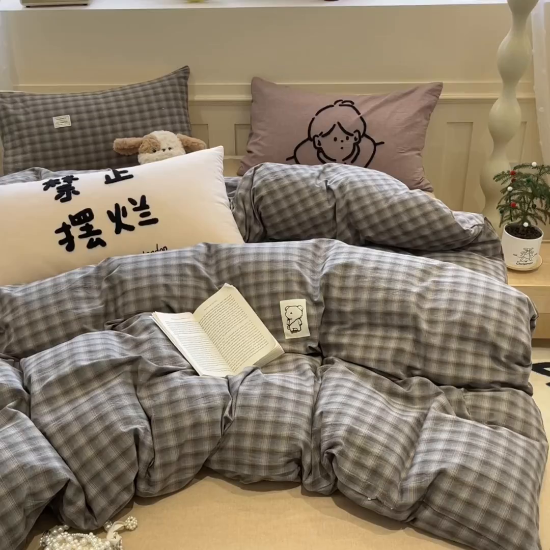 91家纺网 家纺一手货源 找家纺 花漾家居 2026新款无印宿舍简约全棉色织水洗棉毛巾绣四件套 蓝咖格