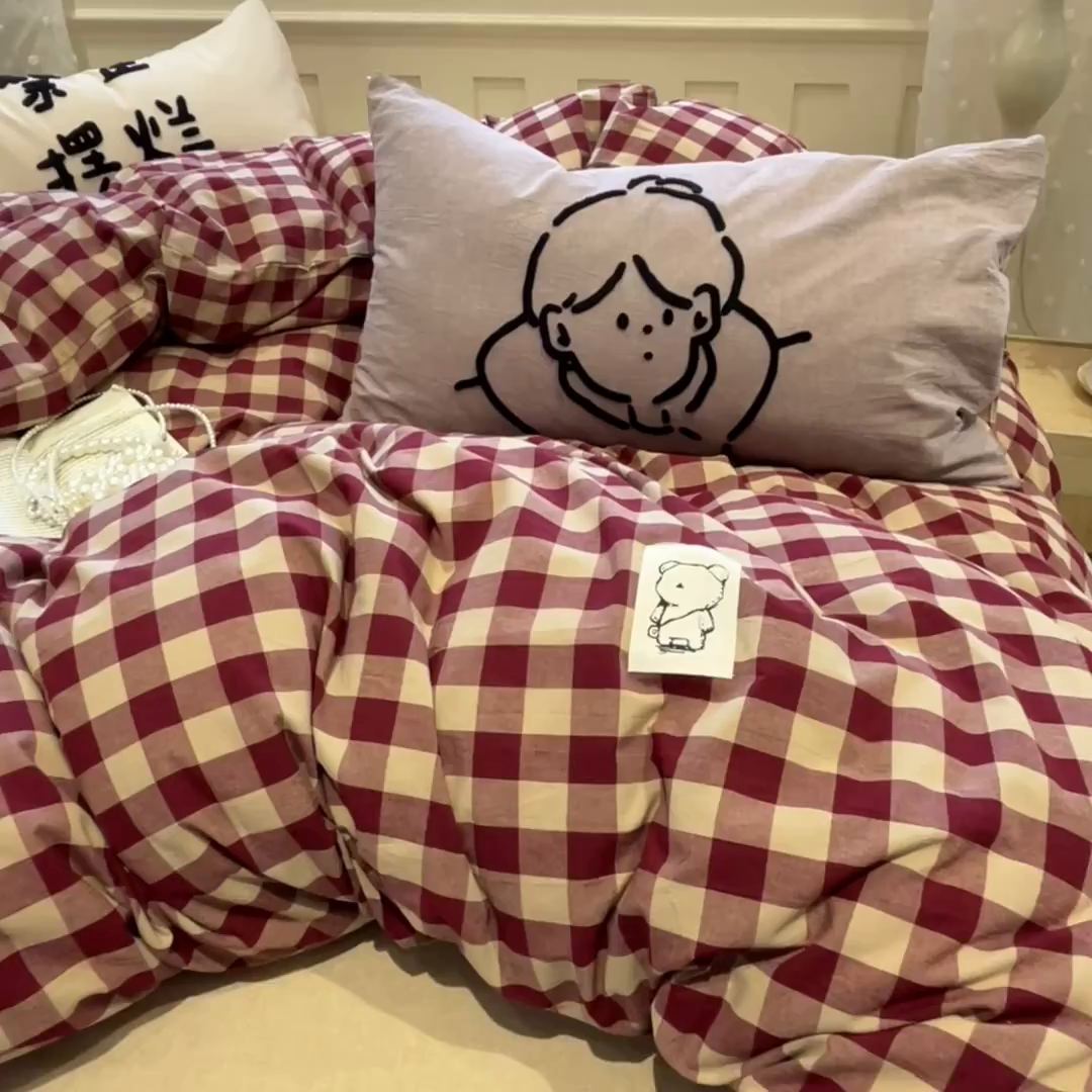 91家纺网 家纺一手货源 找家纺 花漾家居 2026新款无印宿舍简约全棉色织水洗棉毛巾绣四件套 红中格