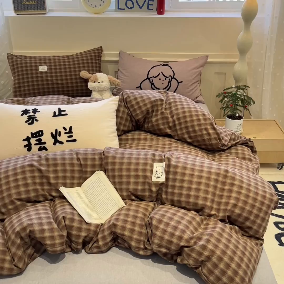 91家纺网 家纺一手货源 找家纺 花漾家居 2026新款无印宿舍简约全棉色织水洗棉毛巾绣四件套 红咖格