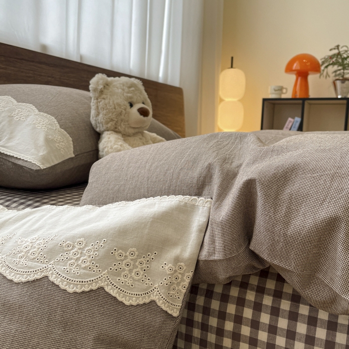 91家纺网 家纺一手货源 找家纺 （总）花漾家居 2026新款全棉色织水洗棉复古花边无印格条被套三件套四件套