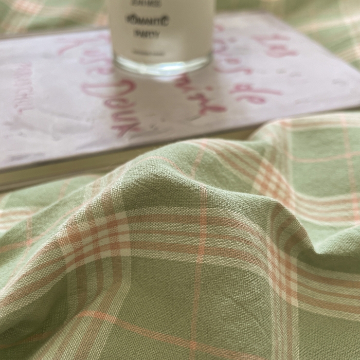 91家纺网 家纺一手货源 找家纺 花漾家居 2026新款全棉色织水洗棉复古花边无印格条被套三件套四件套 草莓奶绿