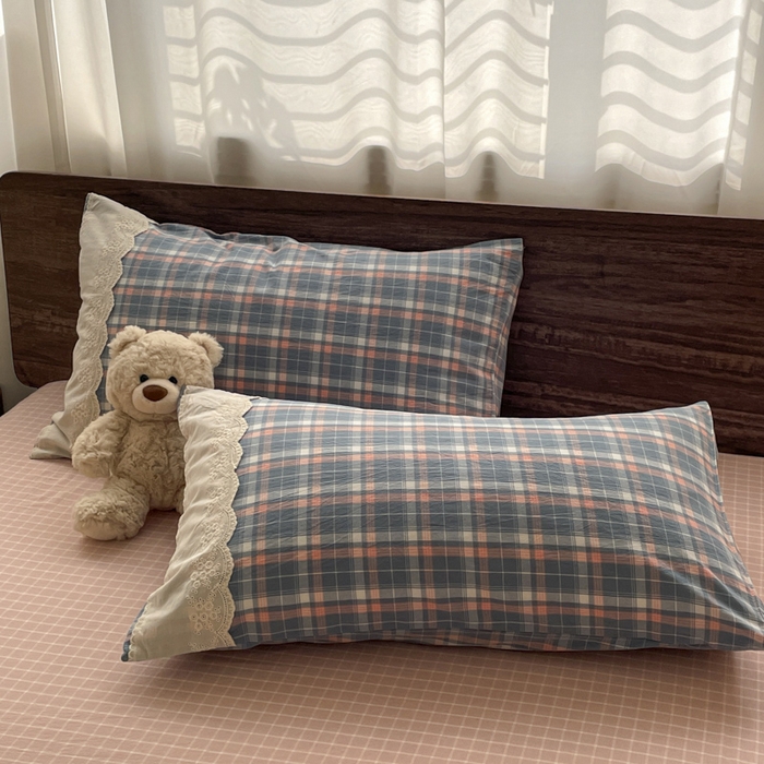 91家纺网 家纺一手货源 找家纺 花漾家居 2026新款全棉色织水洗棉复古花边无印格条被套三件套四件套 蓝莓厚乳