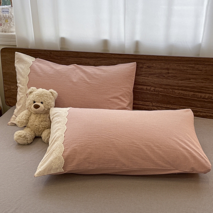 91家纺网 家纺一手货源 找家纺 花漾家居 2026新款全棉色织水洗棉复古花边无印格条被套三件套四件套 奶油樱花