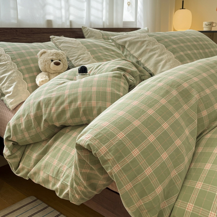 91家纺网 家纺一手货源 找家纺 花漾家居 2026新款全棉色织水洗棉复古花边无印格条被套三件套四件套 草莓奶绿