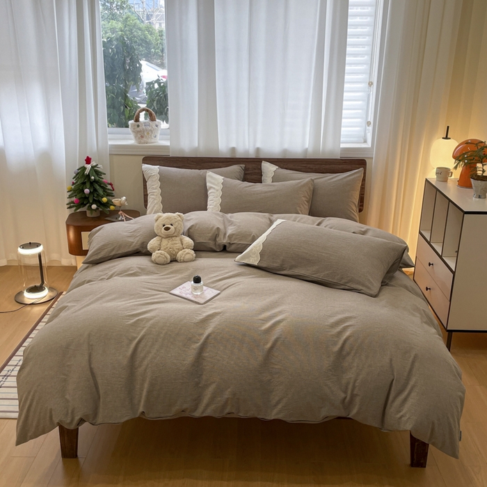 91家纺网 家纺一手货源 找家纺 花漾家居 2026新款全棉色织水洗棉复古花边无印格条被套三件套四件套 小咖点点