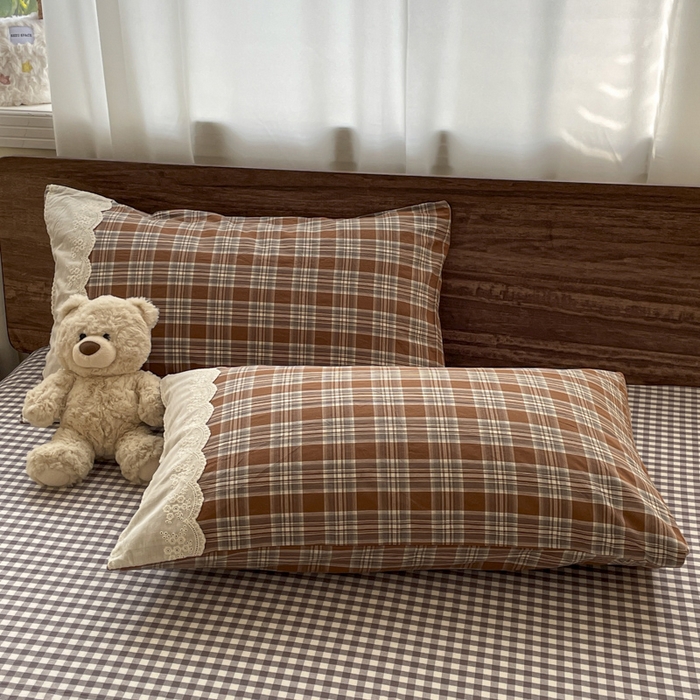 91家纺网 家纺一手货源 找家纺 花漾家居 2026新款全棉色织水洗棉复古花边无印格条被套三件套四件套 生巧可可