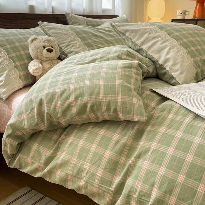 91家纺网 家纺一手货源 找家纺 花漾家居 2026新款全棉色织水洗棉复古花边无印格条被套三件套四件套 草莓奶绿