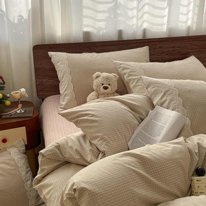 91家纺网 家纺一手货源 找家纺 花漾家居 2026新款全棉色织水洗棉复古花边无印格条被套三件套四件套 伯爵红茶