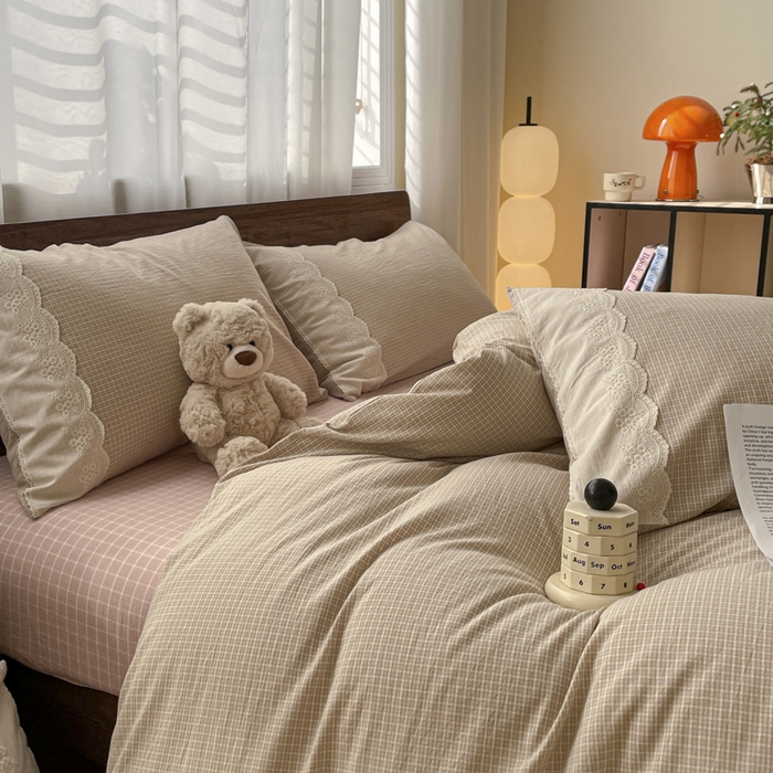 91家纺网 家纺一手货源 找家纺 花漾家居 2026新款全棉色织水洗棉复古花边无印格条被套三件套四件套 伯爵红茶