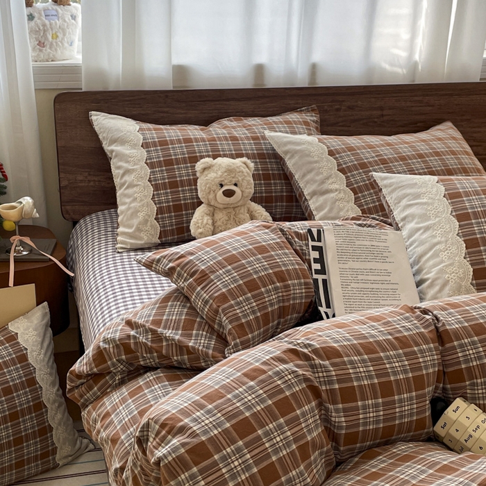 91家纺网 家纺一手货源 找家纺 花漾家居 2026新款全棉色织水洗棉复古花边无印格条被套三件套四件套 生巧可可