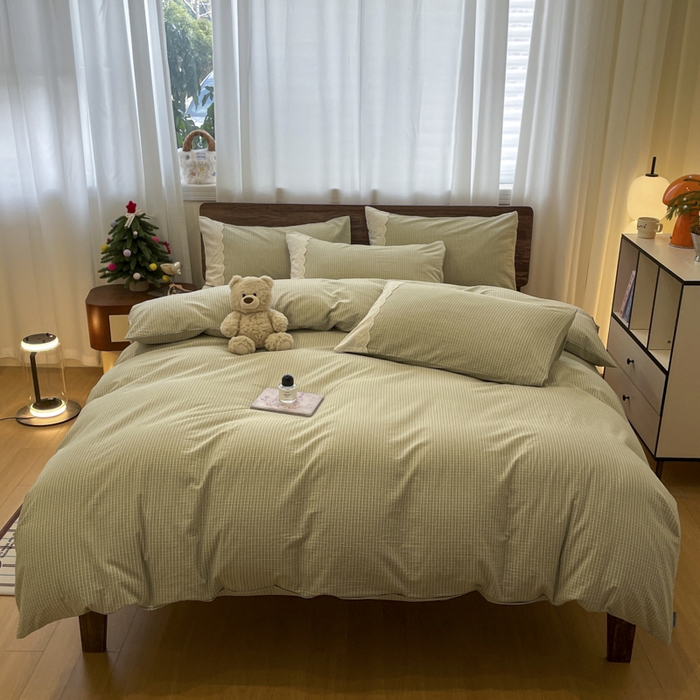 91家纺网 家纺一手货源 找家纺 花漾家居 2026新款全棉色织水洗棉复古花边无印格条被套三件套四件套 抹茶小格