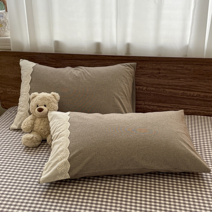 91家纺网 家纺一手货源 找家纺 花漾家居 2026新款全棉色织水洗棉复古花边无印格条被套三件套四件套 小咖点点