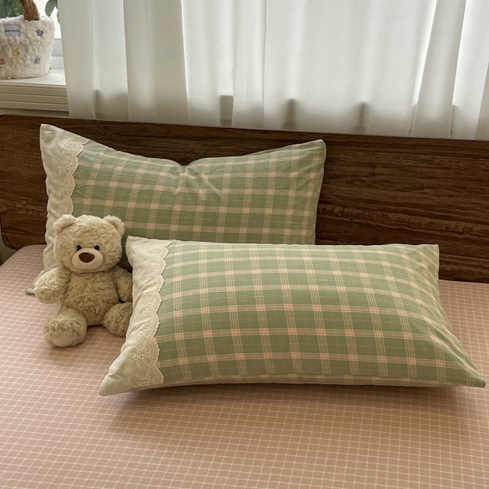 91家纺网 家纺一手货源 找家纺 花漾家居 2026新款全棉色织水洗棉复古花边无印格条被套三件套四件套 草莓奶绿