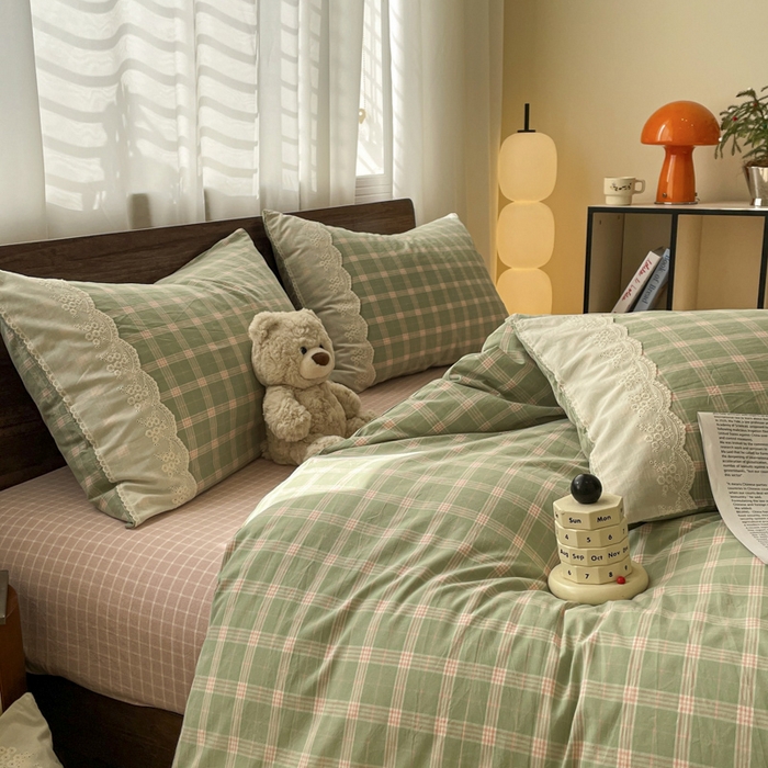 91家纺网 家纺一手货源 找家纺 花漾家居 2026新款全棉色织水洗棉复古花边无印格条被套三件套四件套 草莓奶绿