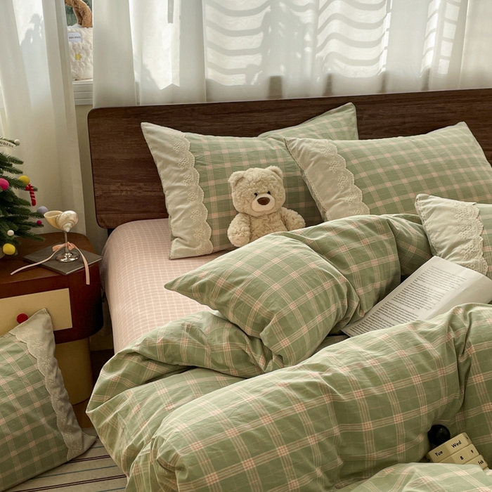 91家纺网 家纺一手货源 找家纺 花漾家居 2026新款全棉色织水洗棉复古花边无印格条被套三件套四件套 草莓奶绿