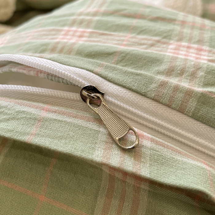 91家纺网 家纺一手货源 找家纺 花漾家居 2026新款全棉色织水洗棉复古花边无印格条被套三件套四件套 草莓奶绿