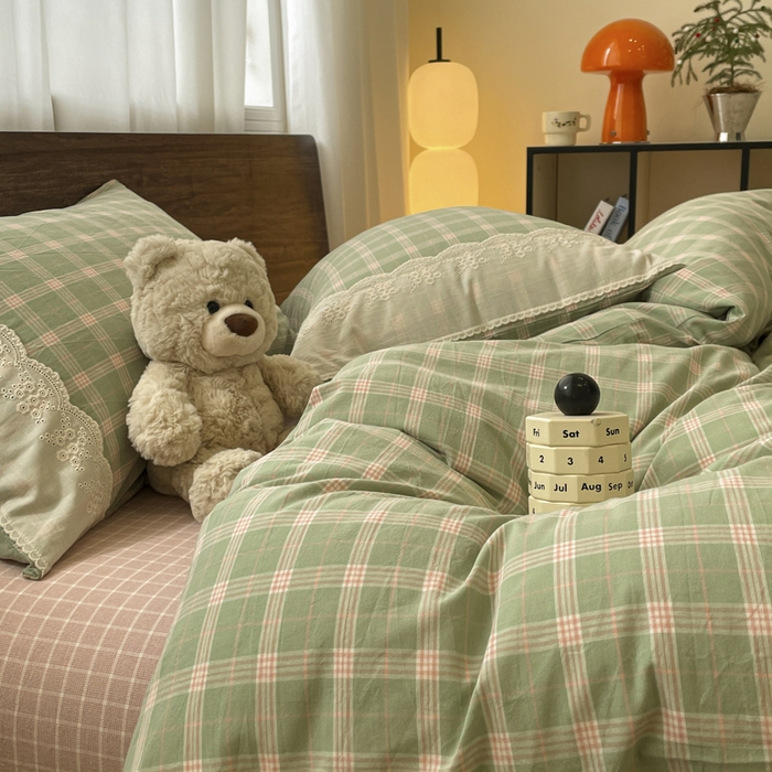 91家纺网 家纺一手货源 找家纺 花漾家居 2026新款全棉色织水洗棉复古花边无印格条被套三件套四件套 草莓奶绿