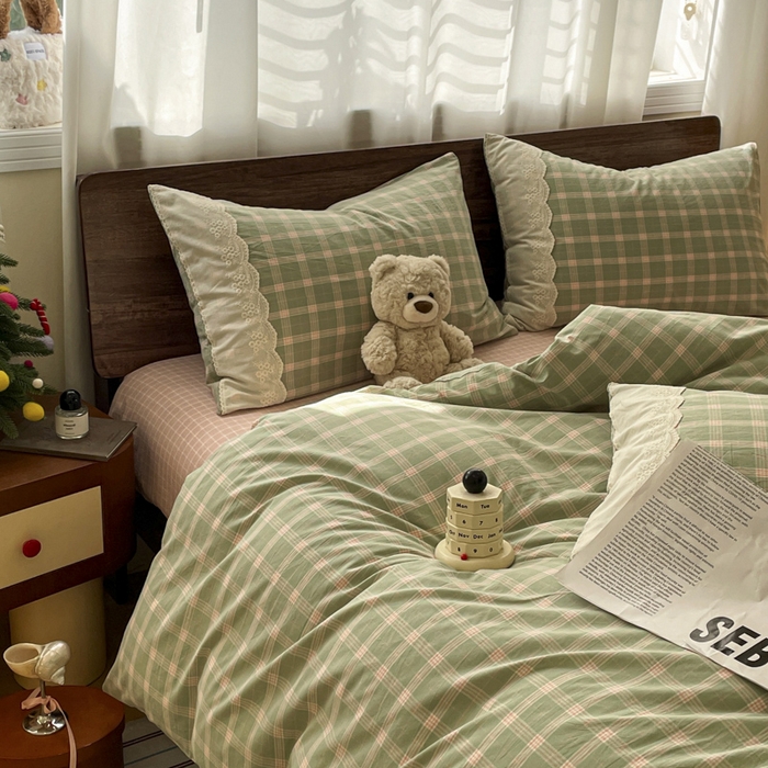 91家纺网 家纺一手货源 找家纺 花漾家居 2026新款全棉色织水洗棉复古花边无印格条被套三件套四件套 草莓奶绿