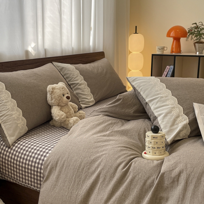 91家纺网 家纺一手货源 找家纺 花漾家居 2026新款全棉色织水洗棉复古花边无印格条被套三件套四件套 小咖点点