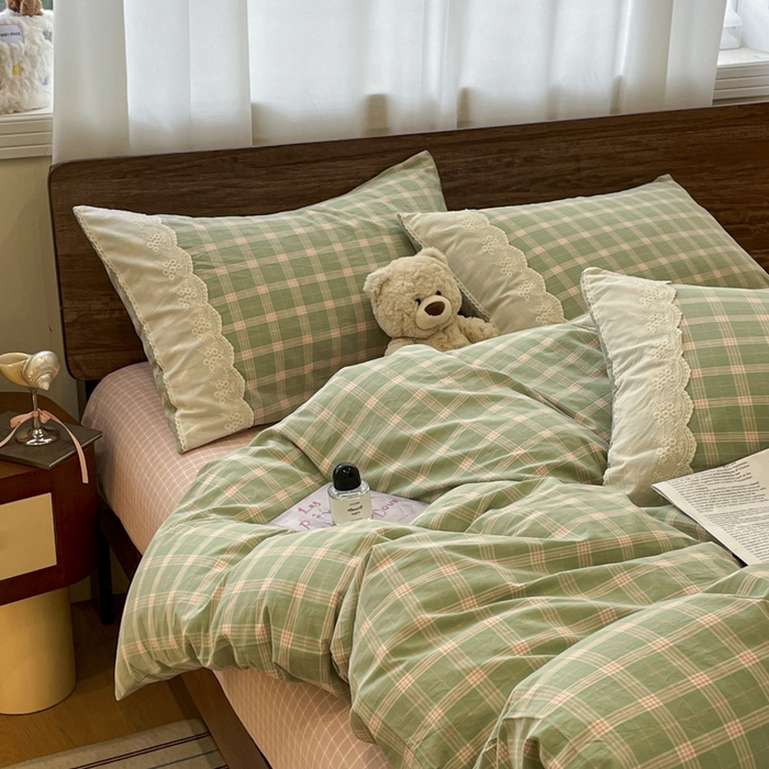 91家纺网 家纺一手货源 找家纺 花漾家居 2026新款全棉色织水洗棉复古花边无印格条被套三件套四件套 草莓奶绿