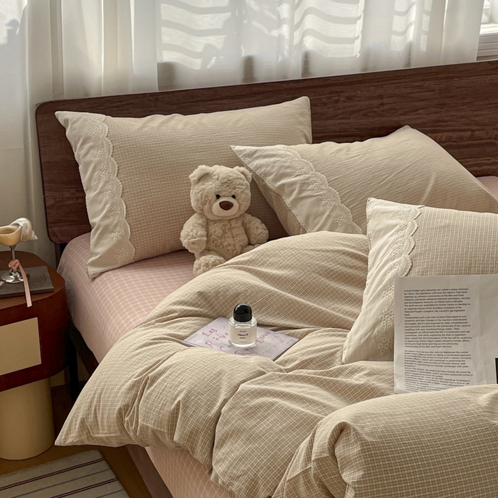 91家纺网 家纺一手货源 找家纺 花漾家居 2026新款全棉色织水洗棉复古花边无印格条被套三件套四件套 伯爵红茶