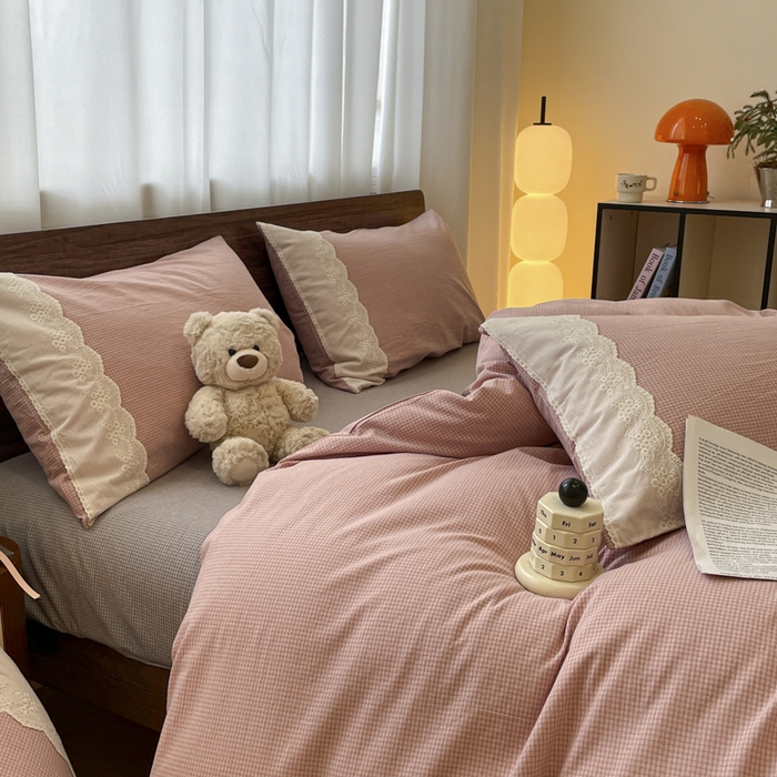 91家纺网 家纺一手货源 找家纺 花漾家居 2026新款全棉色织水洗棉复古花边无印格条被套三件套四件套 奶油樱花