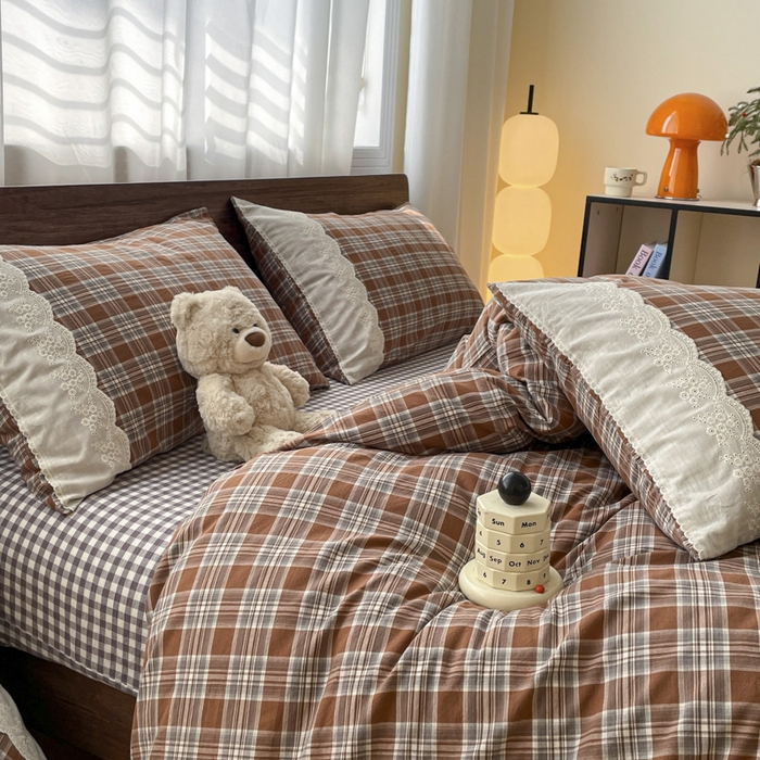 91家纺网 家纺一手货源 找家纺 花漾家居 2026新款全棉色织水洗棉复古花边无印格条被套三件套四件套 生巧可可