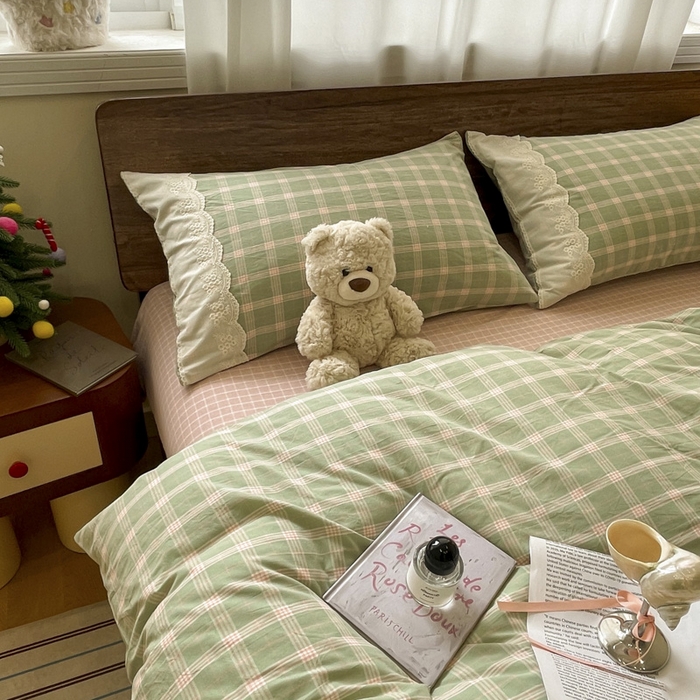 91家纺网 家纺一手货源 找家纺 花漾家居 2026新款全棉色织水洗棉复古花边无印格条被套三件套四件套 草莓奶绿