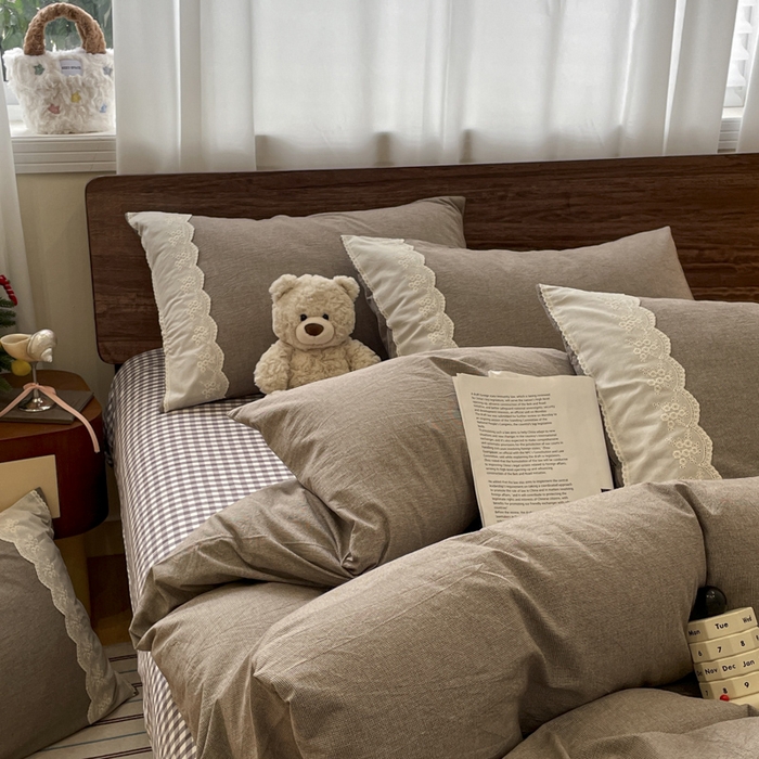 91家纺网 家纺一手货源 找家纺 花漾家居 2026新款全棉色织水洗棉复古花边无印格条被套三件套四件套 小咖点点