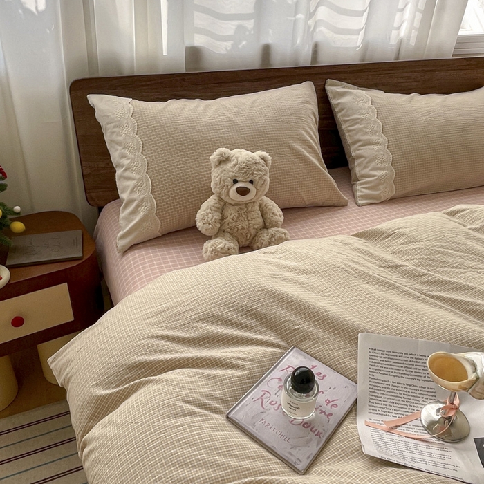 91家纺网 家纺一手货源 找家纺 花漾家居 2026新款全棉色织水洗棉复古花边无印格条被套三件套四件套 伯爵红茶