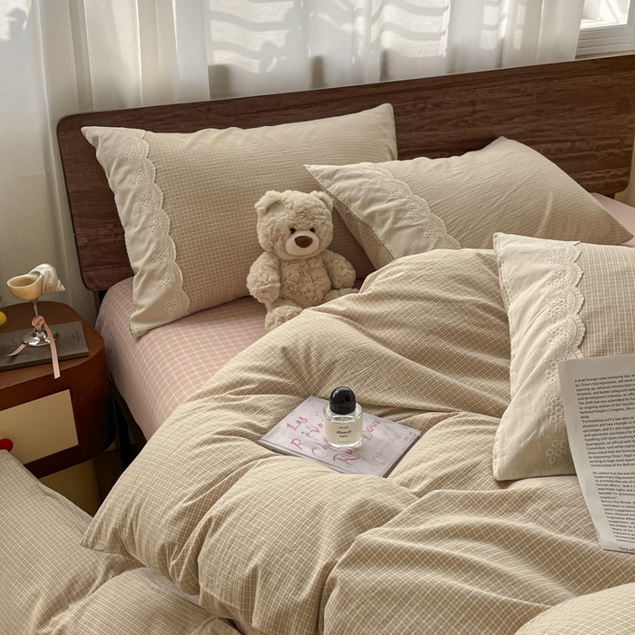 91家纺网 家纺一手货源 找家纺 花漾家居 2026新款全棉色织水洗棉复古花边无印格条被套三件套四件套 伯爵红茶