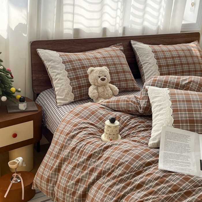 91家纺网 家纺一手货源 找家纺 花漾家居 2026新款全棉色织水洗棉复古花边无印格条被套三件套四件套 生巧可可