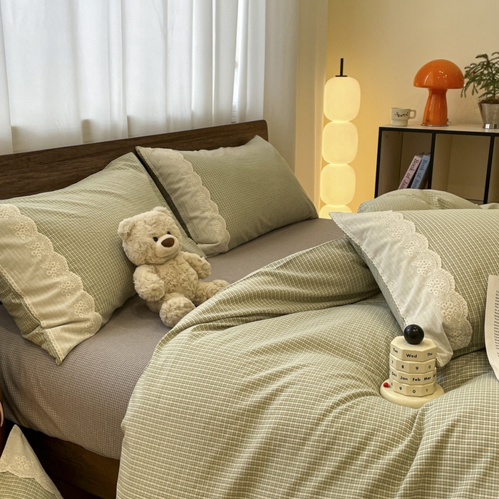 91家纺网 家纺一手货源 找家纺 花漾家居 2026新款全棉色织水洗棉复古花边无印格条被套三件套四件套 抹茶小格