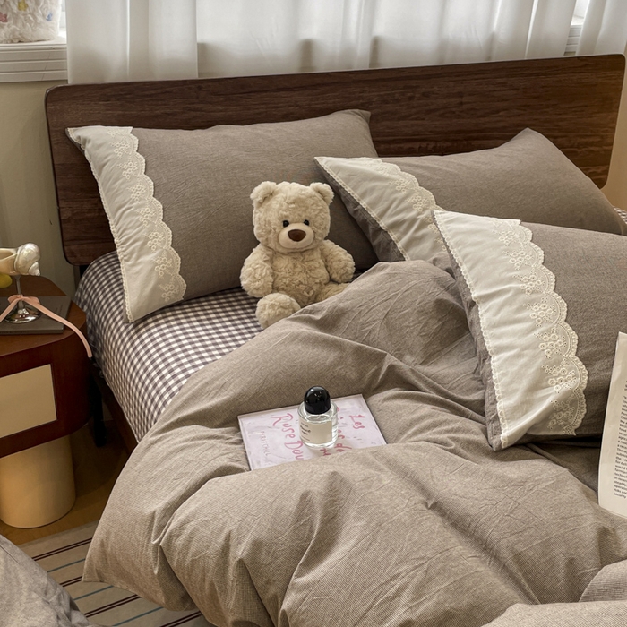 91家纺网 家纺一手货源 找家纺 花漾家居 2026新款全棉色织水洗棉复古花边无印格条被套三件套四件套 小咖点点