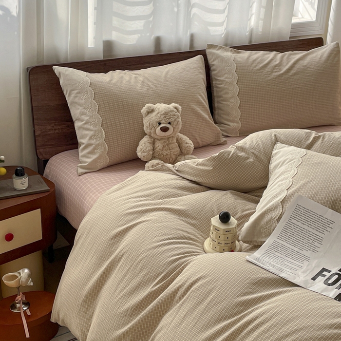 91家纺网 家纺一手货源 找家纺 花漾家居 2026新款全棉色织水洗棉复古花边无印格条被套三件套四件套 伯爵红茶