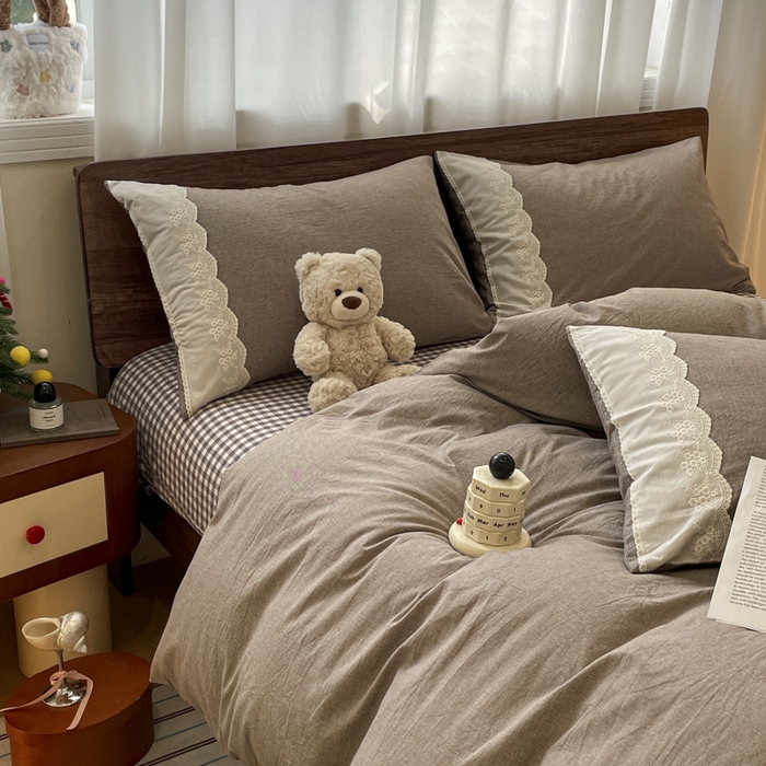 91家纺网 家纺一手货源 找家纺 花漾家居 2026新款全棉色织水洗棉复古花边无印格条被套三件套四件套 小咖点点