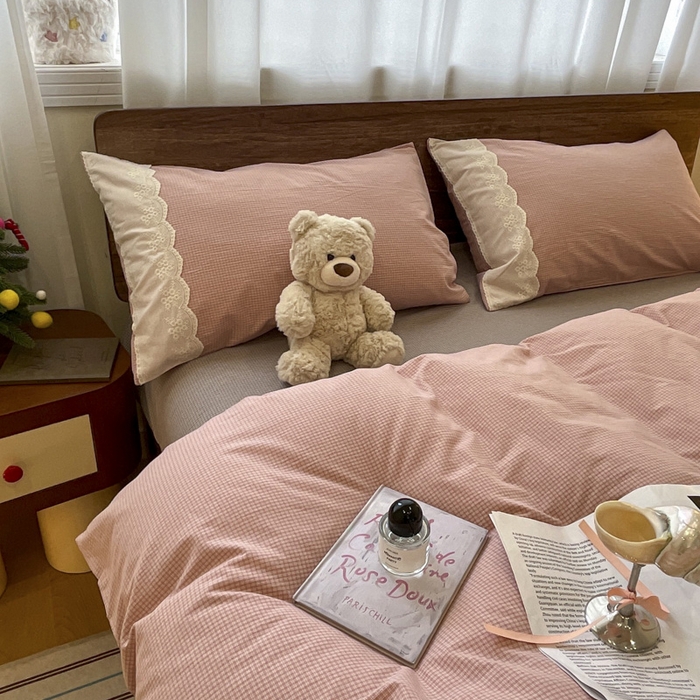 91家纺网 家纺一手货源 找家纺 花漾家居 2026新款全棉色织水洗棉复古花边无印格条被套三件套四件套 奶油樱花