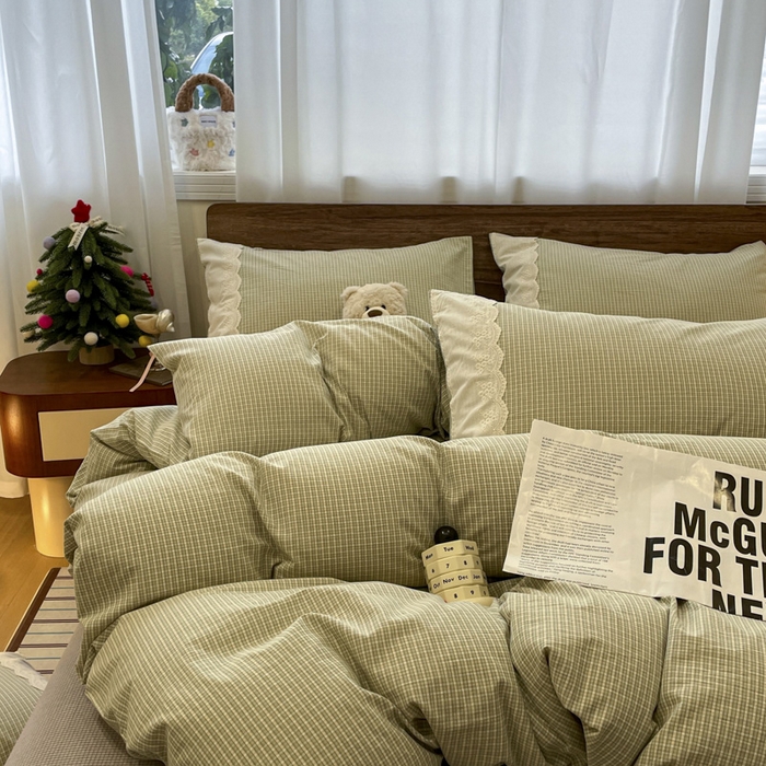 91家纺网 家纺一手货源 找家纺 花漾家居 2026新款全棉色织水洗棉复古花边无印格条被套三件套四件套 抹茶小格